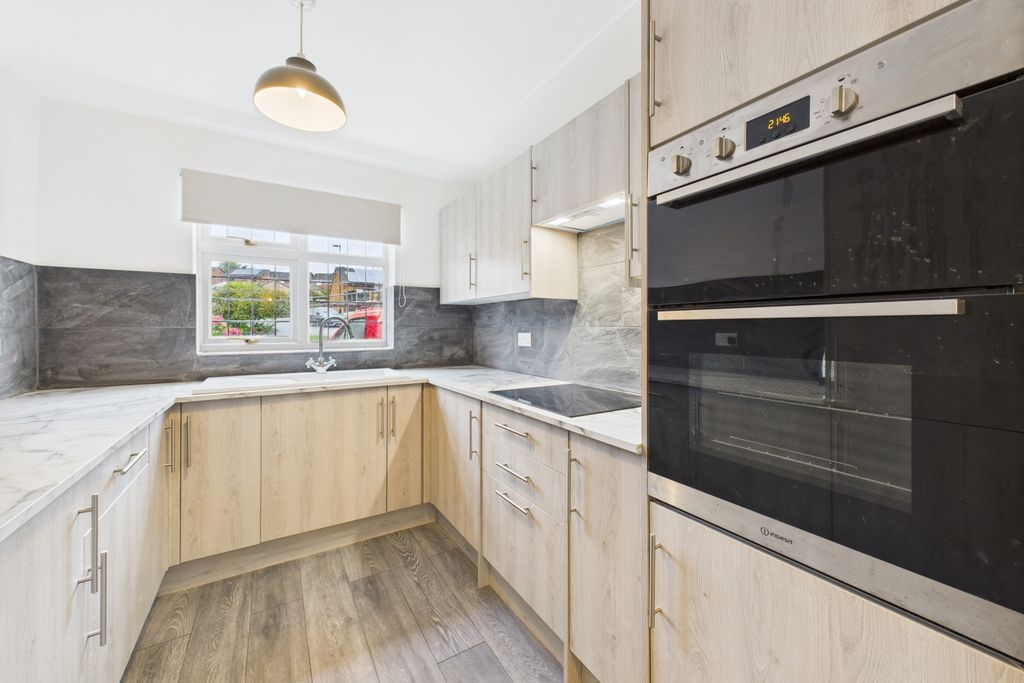 Property photo 3 of 17 Kitchen
