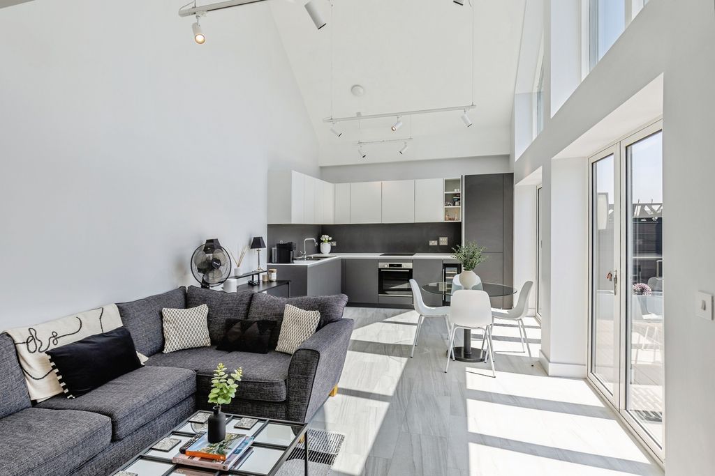 Property photo 2 of 16 Pbox-Img.Jpg