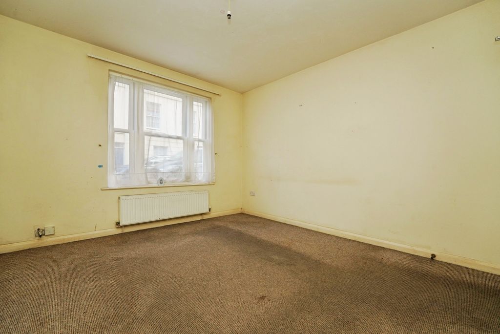 Property photo 3 of 11 Living Room