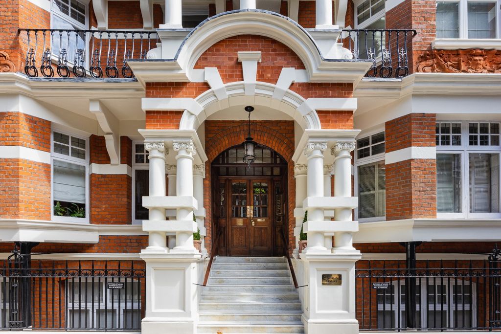 Property photo 2 of 8 Cadogan Court F16...