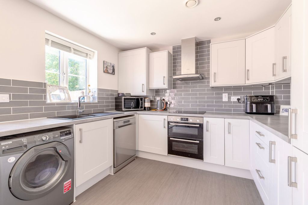 Property photo 3 of 21