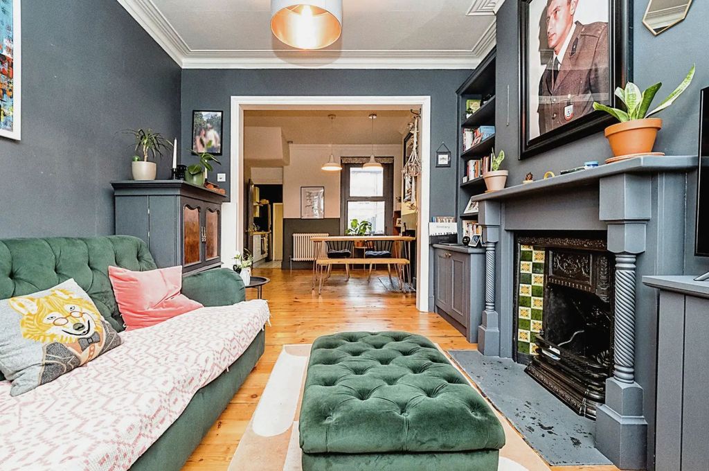 Property photo 1 of 13 High-Spec 4-Bedroom Terraced House With Garden In East Ham