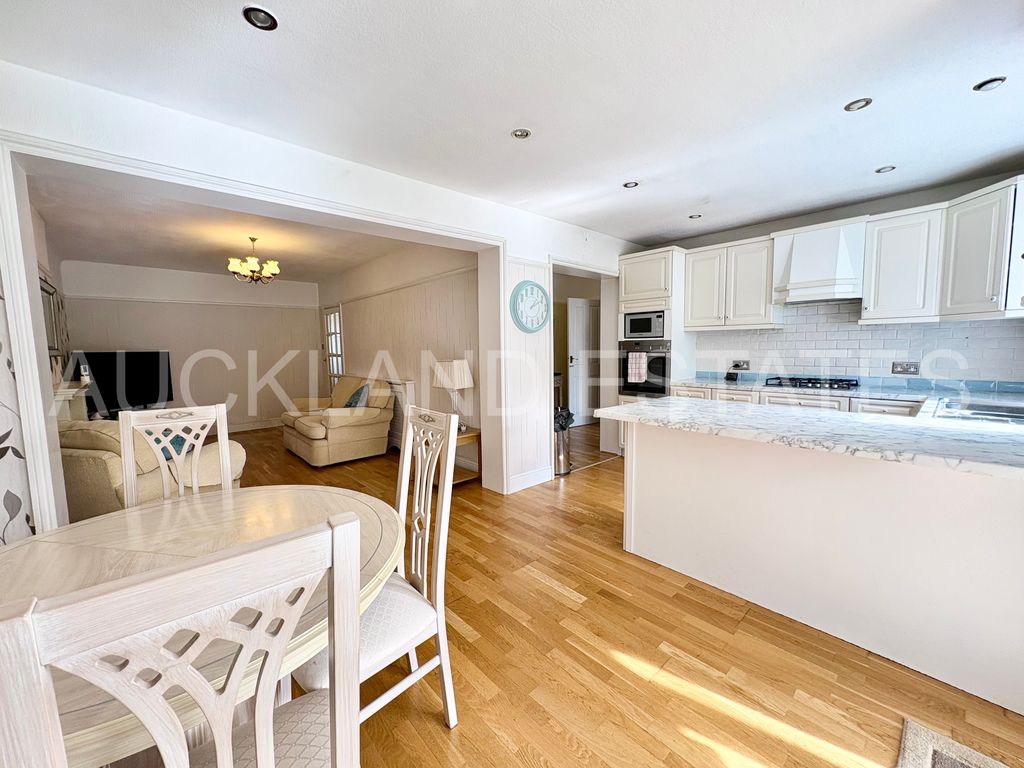 Property photo 3 of 18 Image00013