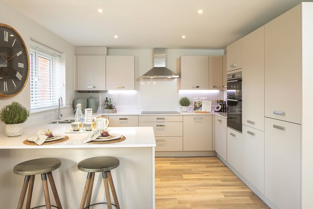 Property photo 3 of 11 Kitchen