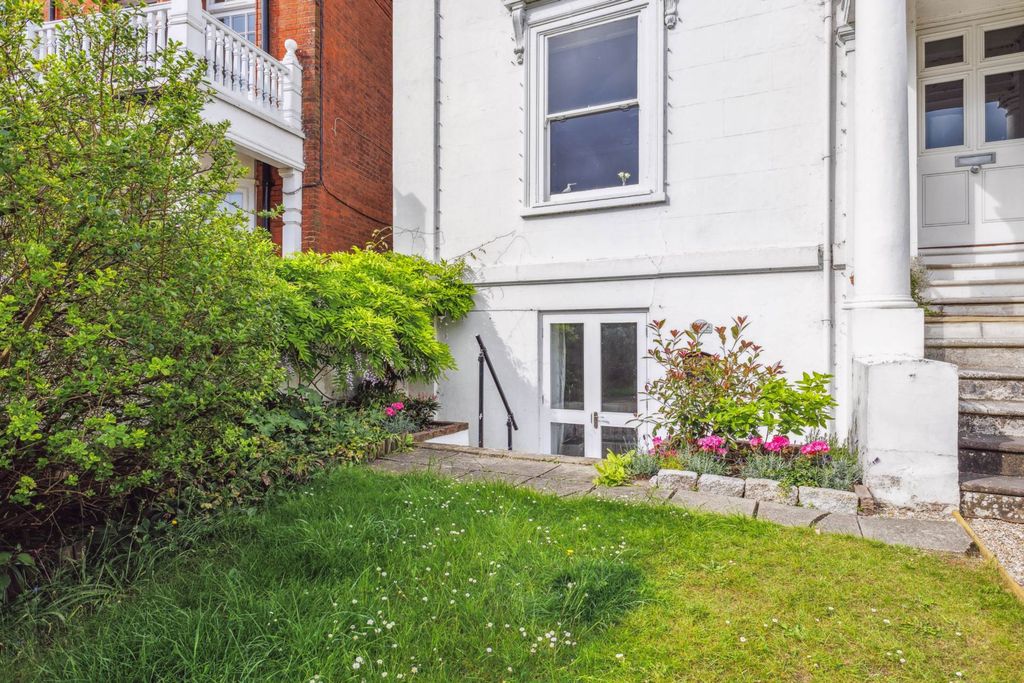 Property photo 2 of 28