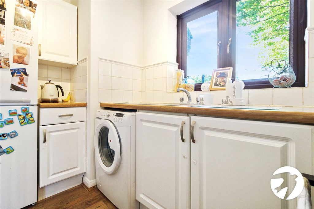 Property photo 3 of 7 Kitchen