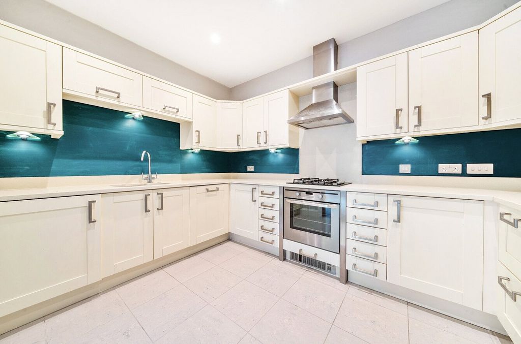 Property photo 3 of 10 Kitchen
