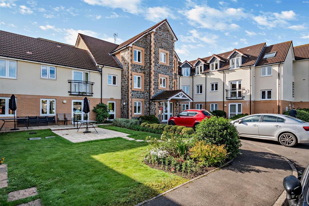 Property photo 1 of 18 Communal Gardens