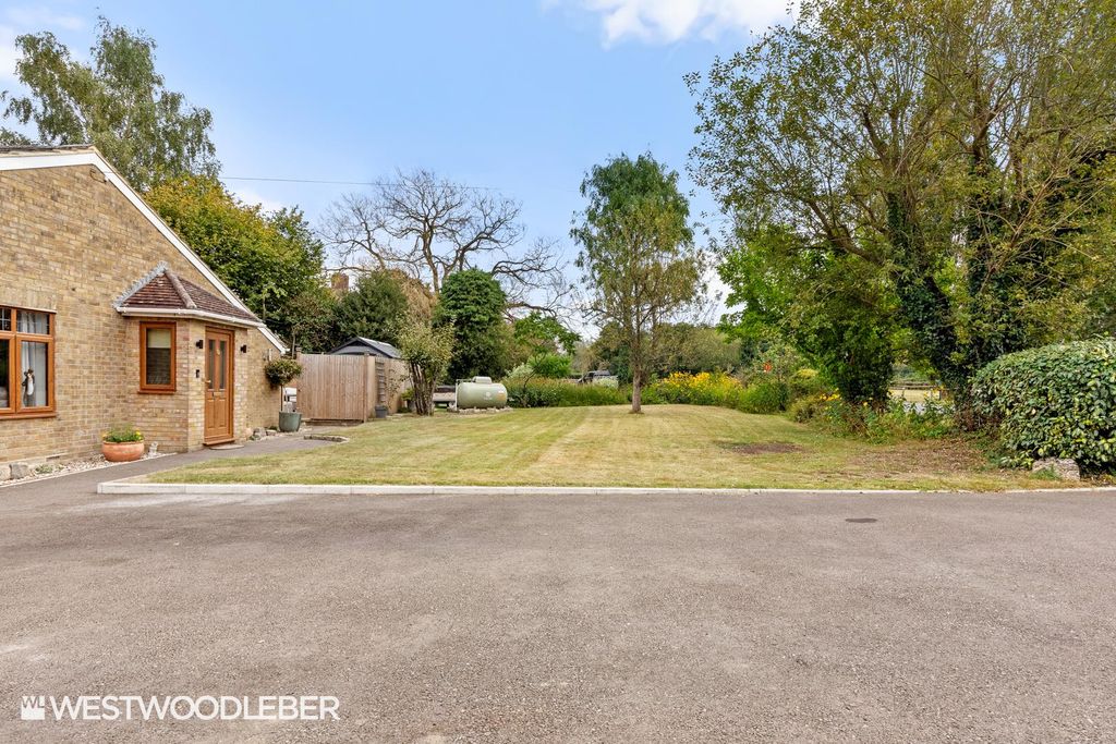 Property photo 2 of 32 Brickendongreen_25.Jpg