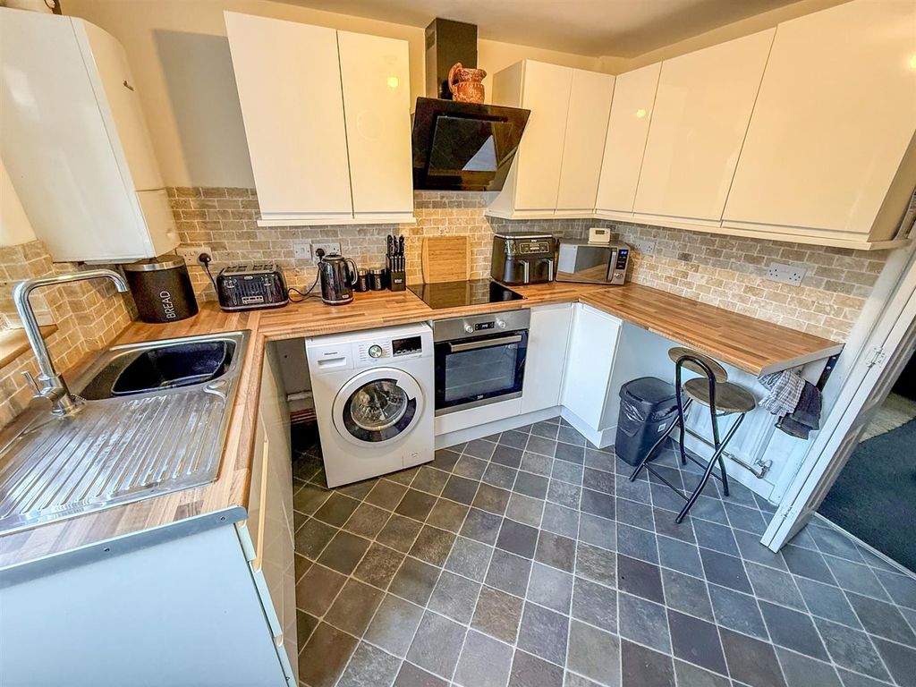 Property photo 3 of 10 Kitchen