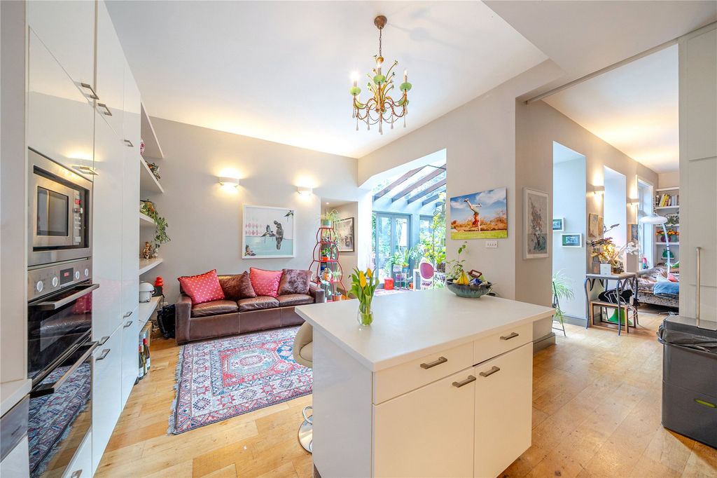 Property photo 3 of 25 Kitchen