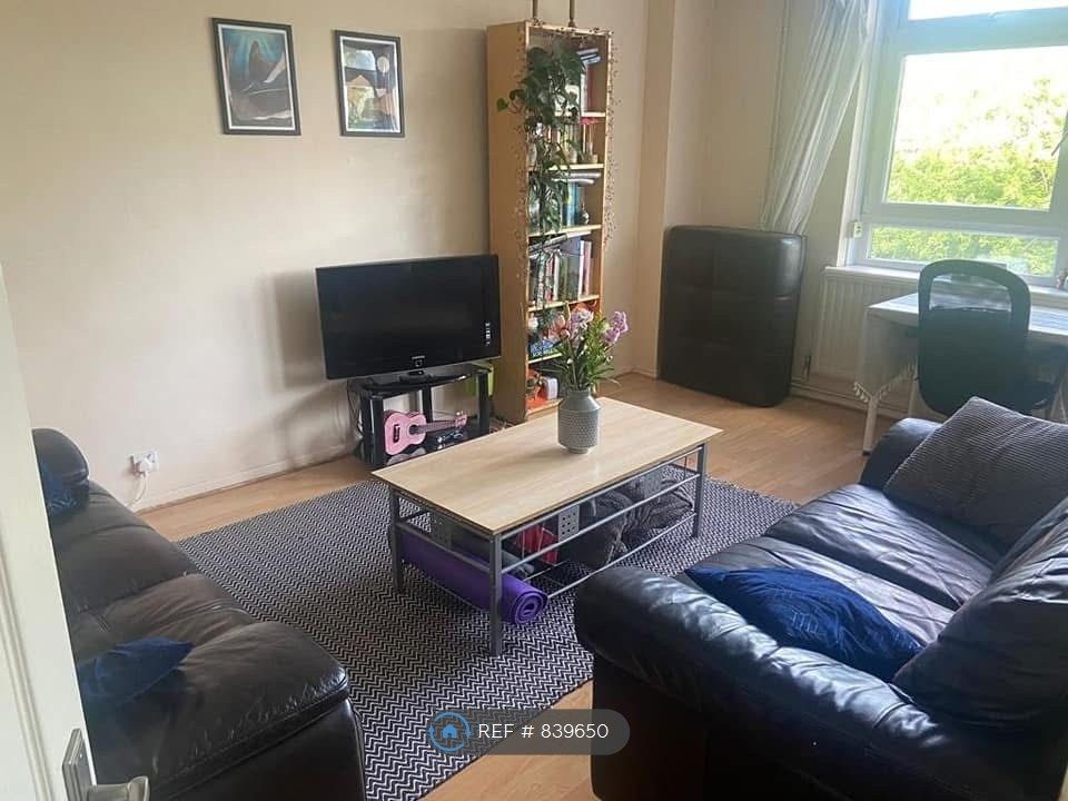 Property photo 1 of 7 Living Room