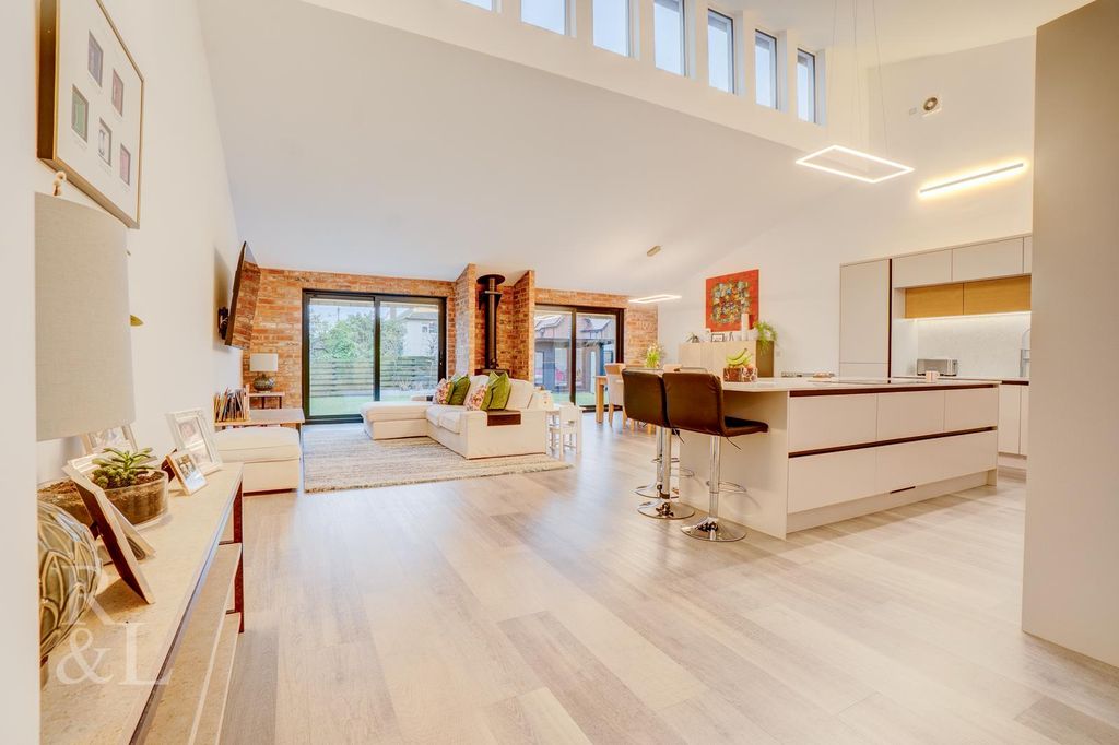 Property photo 3 of 32 Batched  (21).Jpg