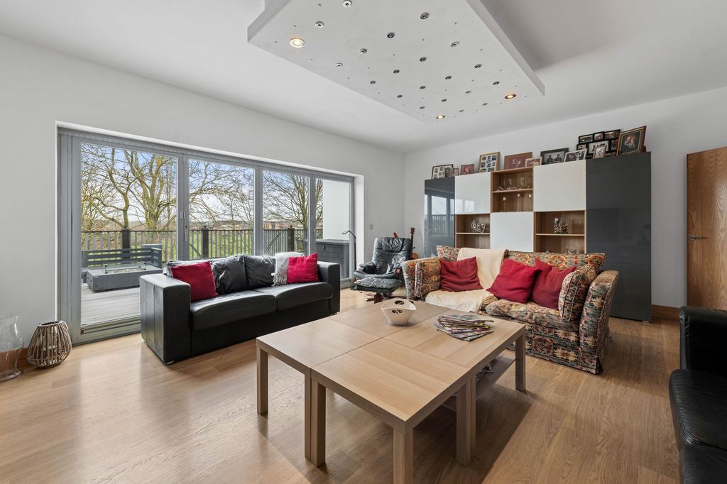 Property photo 3 of 23