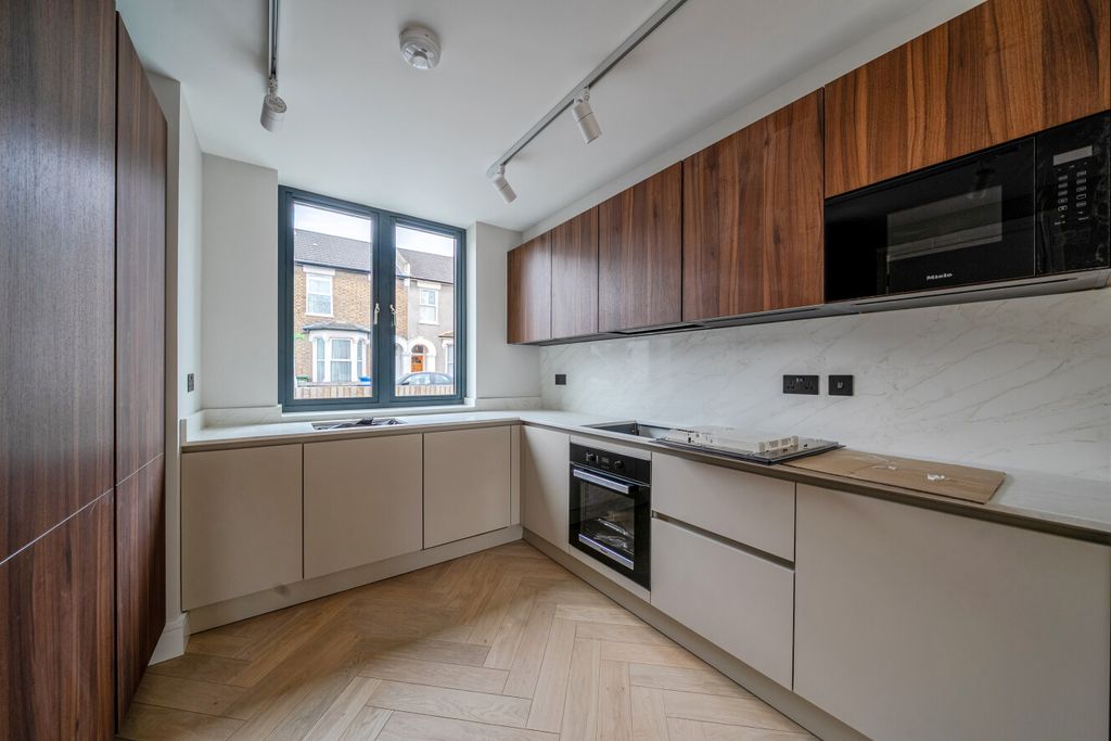 Property photo 2 of 15 1455964-17-69Fc6B...