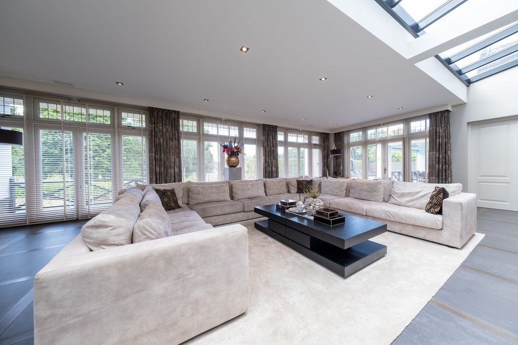 Property photo 2 of 52