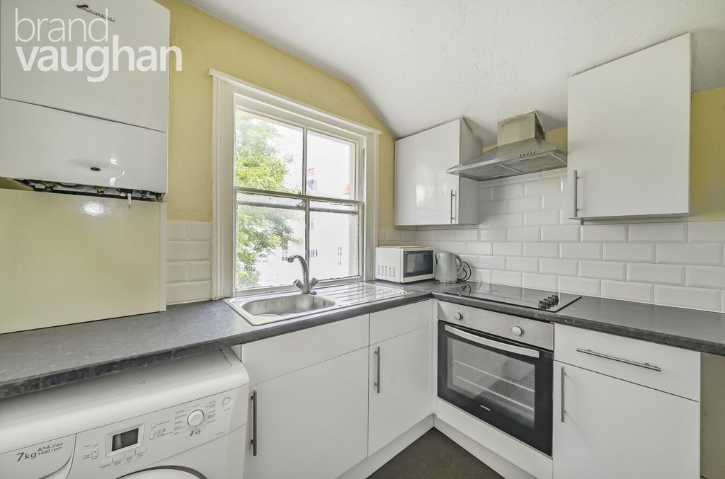 Property photo 3 of 6 Kitchen