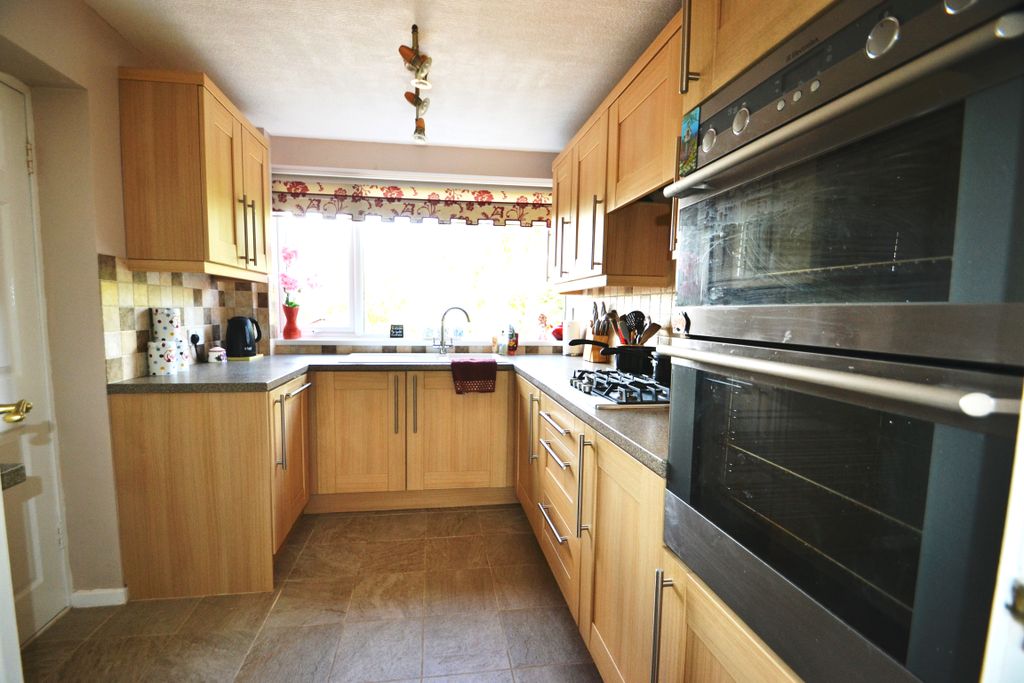 Property photo 3 of 25 Kitchen