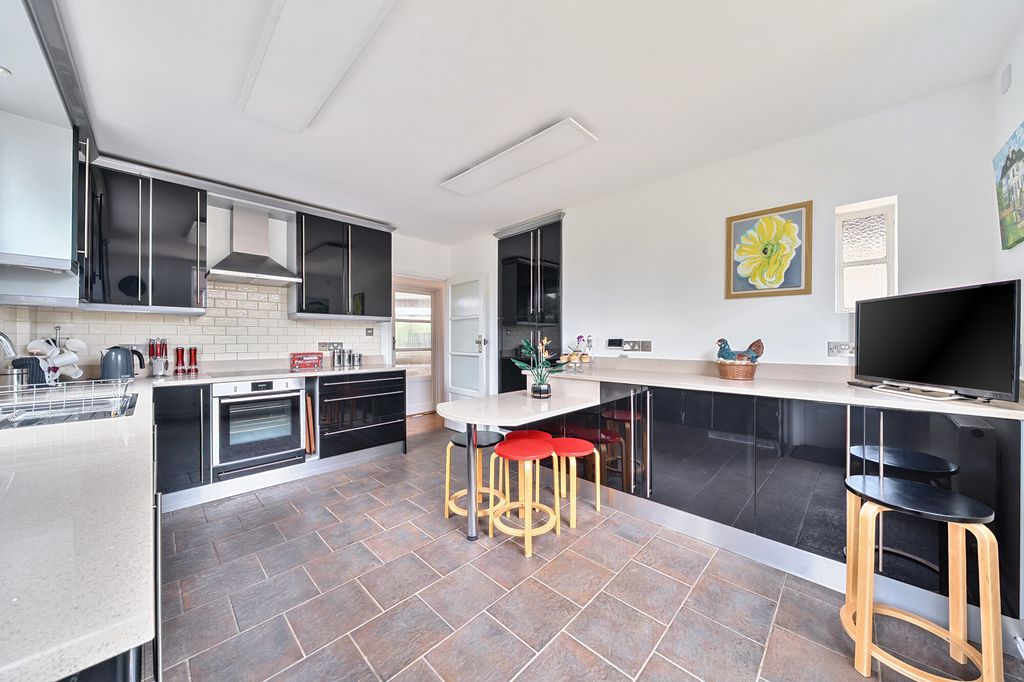 Property photo 3 of 10 Kitchen