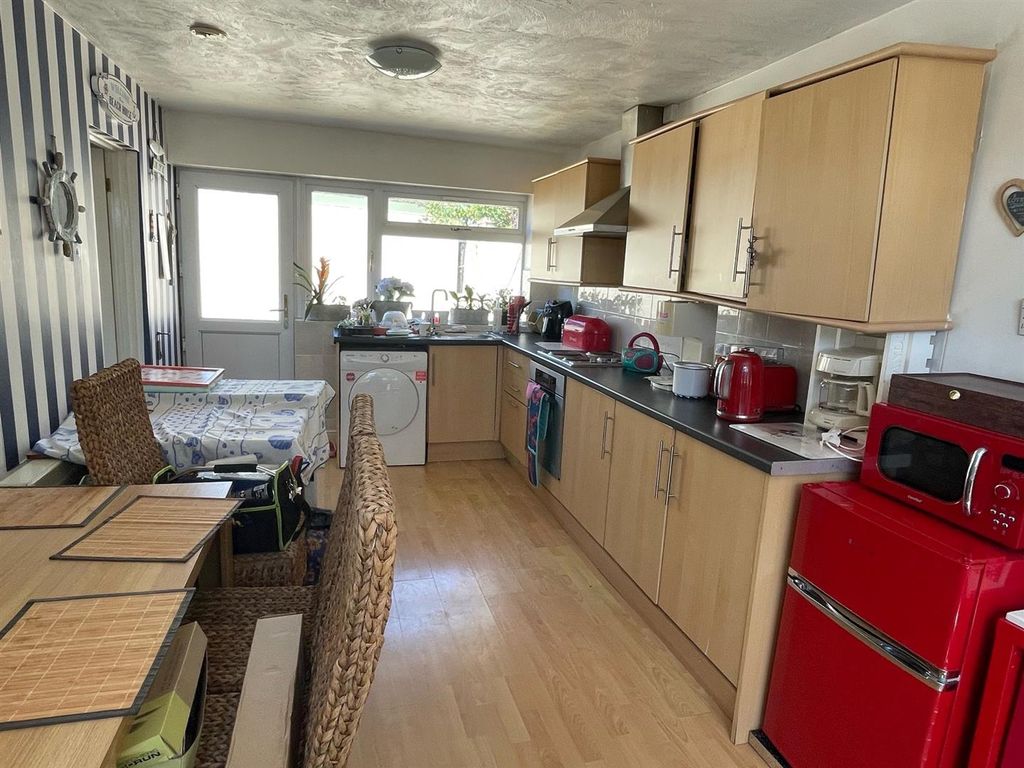 Property photo 3 of 17 Kitchen.Jpg