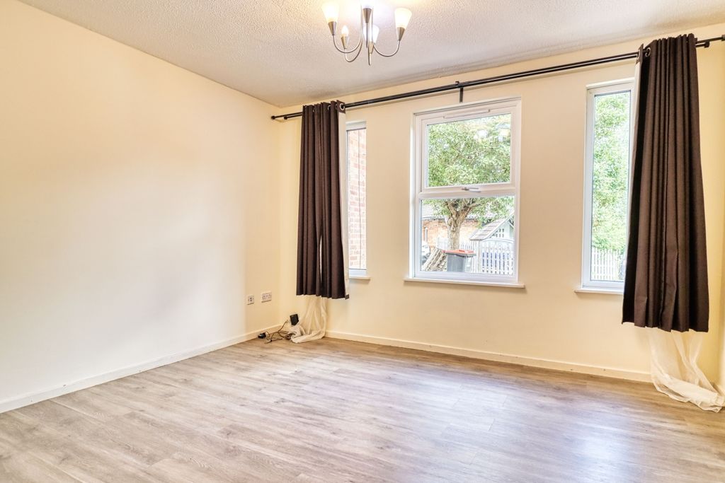 Property photo 3 of 10 Lounge