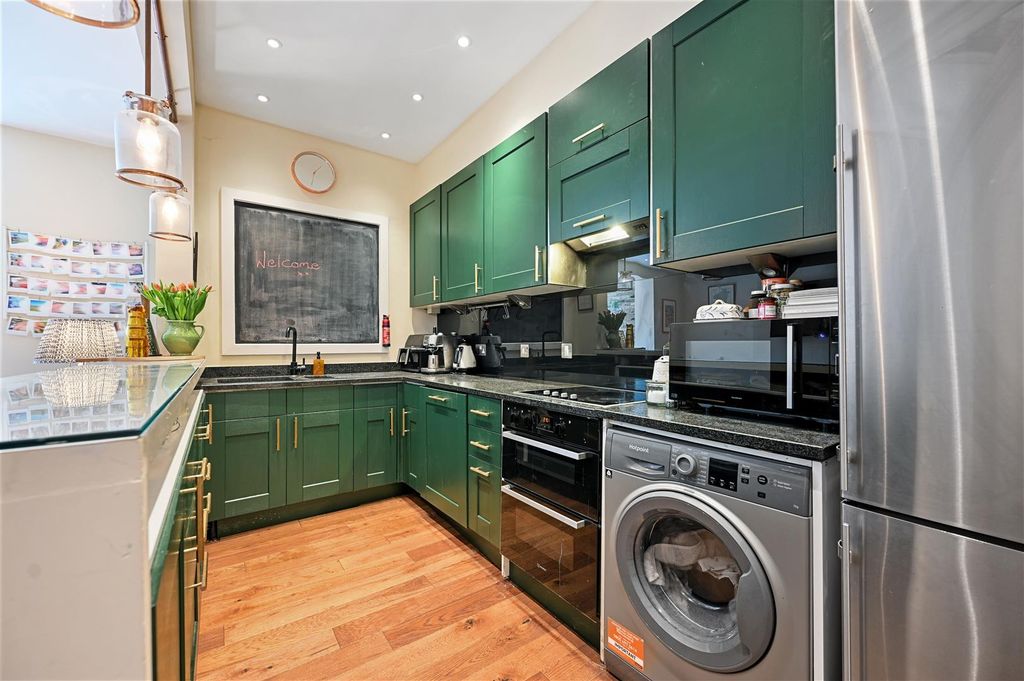 Property photo 3 of 11 Bolingbroke Road