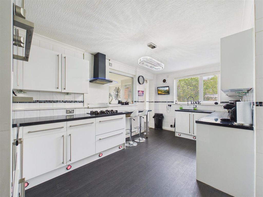 Property photo 3 of 32 Kitchen