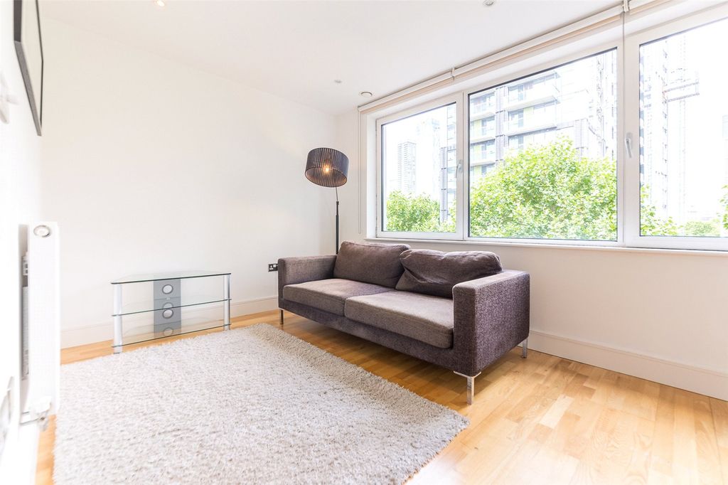 Property photo 1 of 8 Photo 4