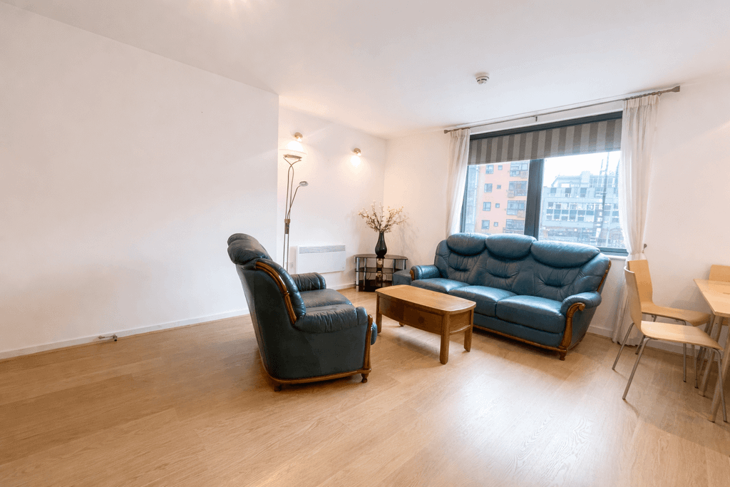 Property photo 3 of 13 Lounge