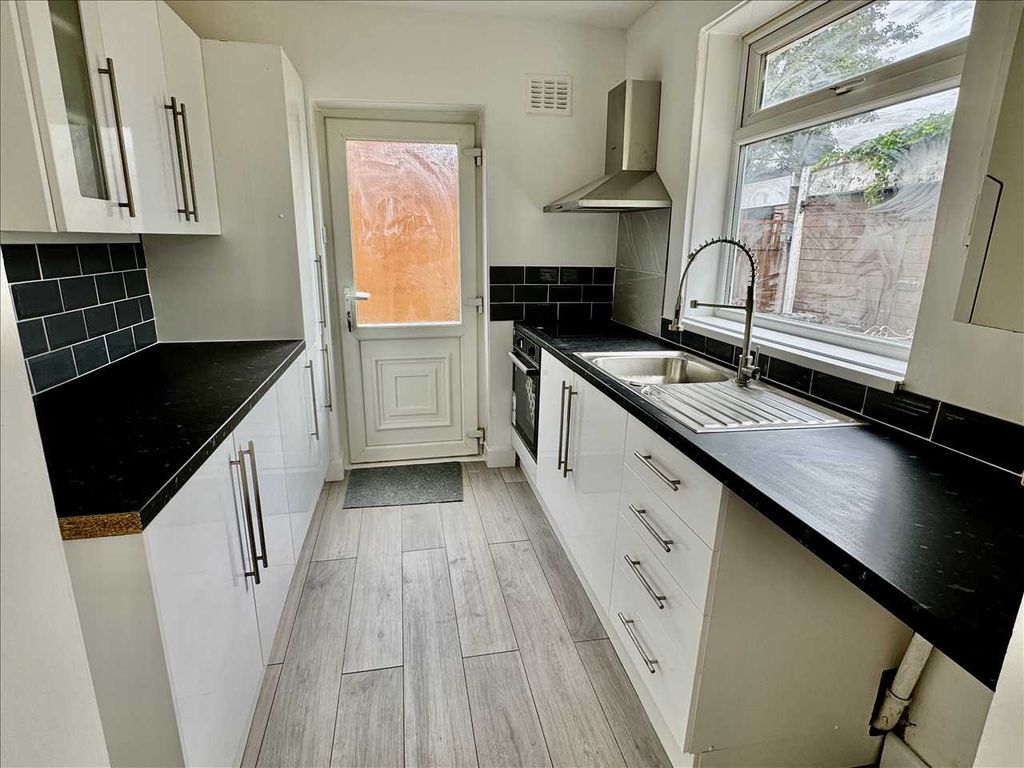 Property photo 3 of 8 Kitchen