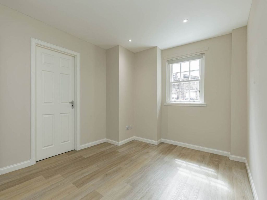 Property photo 3 of 16 79297_Athollcresln-003