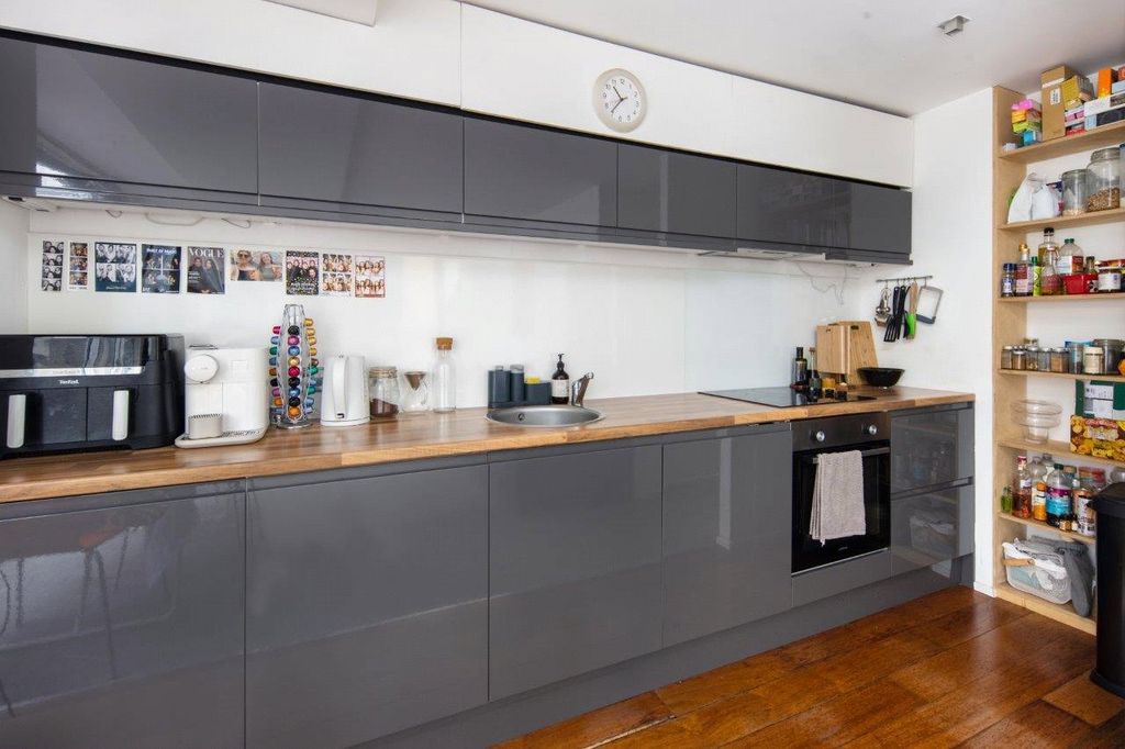 Property photo 2 of 8 Kitchen
