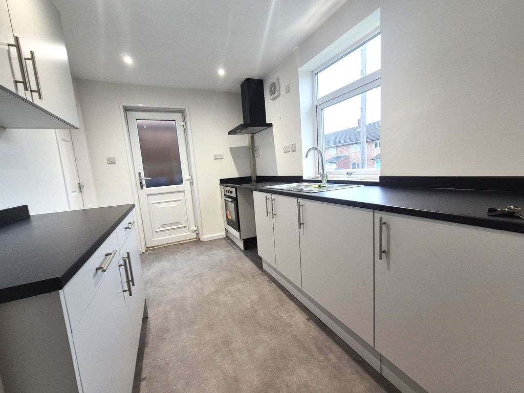 Property photo 3 of 10 Kitchen