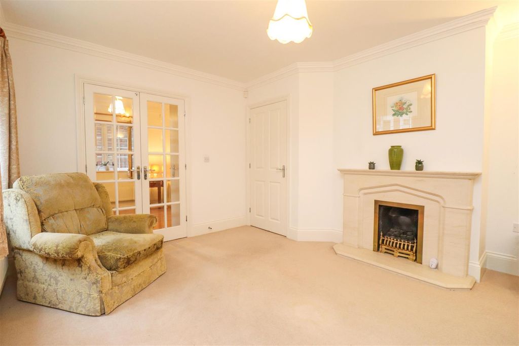 Property photo 3 of 21 Living Room