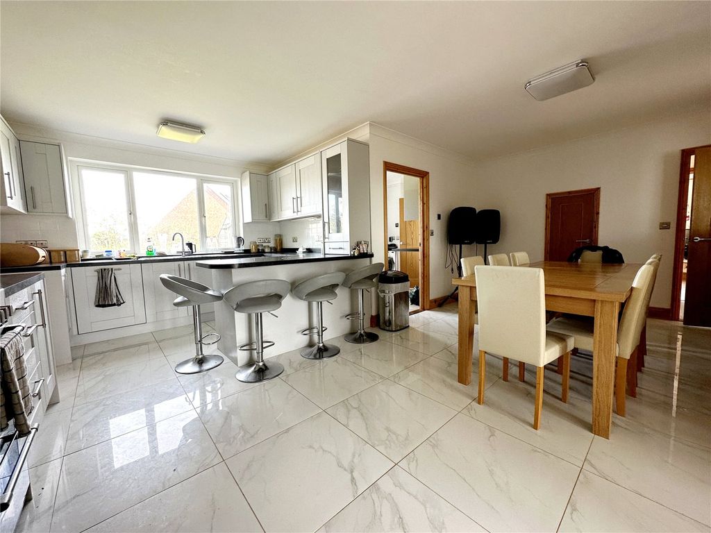 Property photo 2 of 33 Picture No. 09