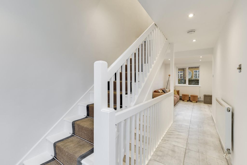 Property photo 2 of 16 Hallway