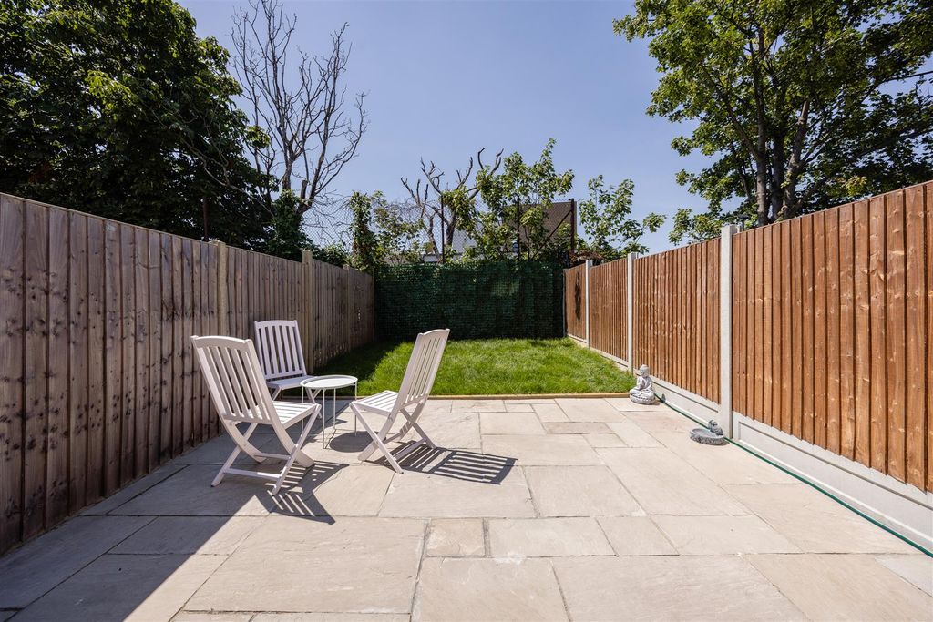 Property photo 2 of 17 Pembar Avenue, E17