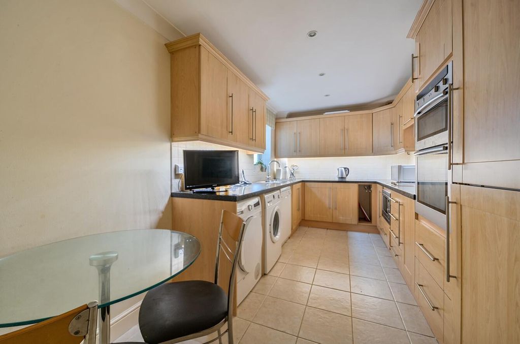 Property photo 3 of 21 1374000-15-6900852Ac1B64-Arw-1.Jpg