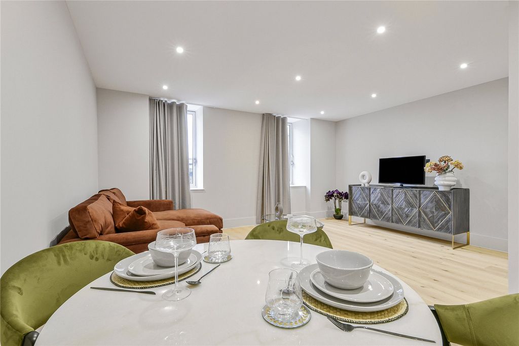 Property photo 3 of 10 Dining Area