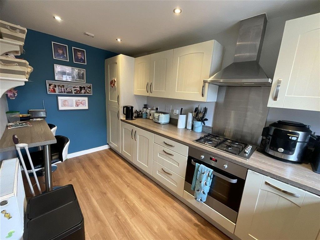 Property photo 3 of 11 Kitchen