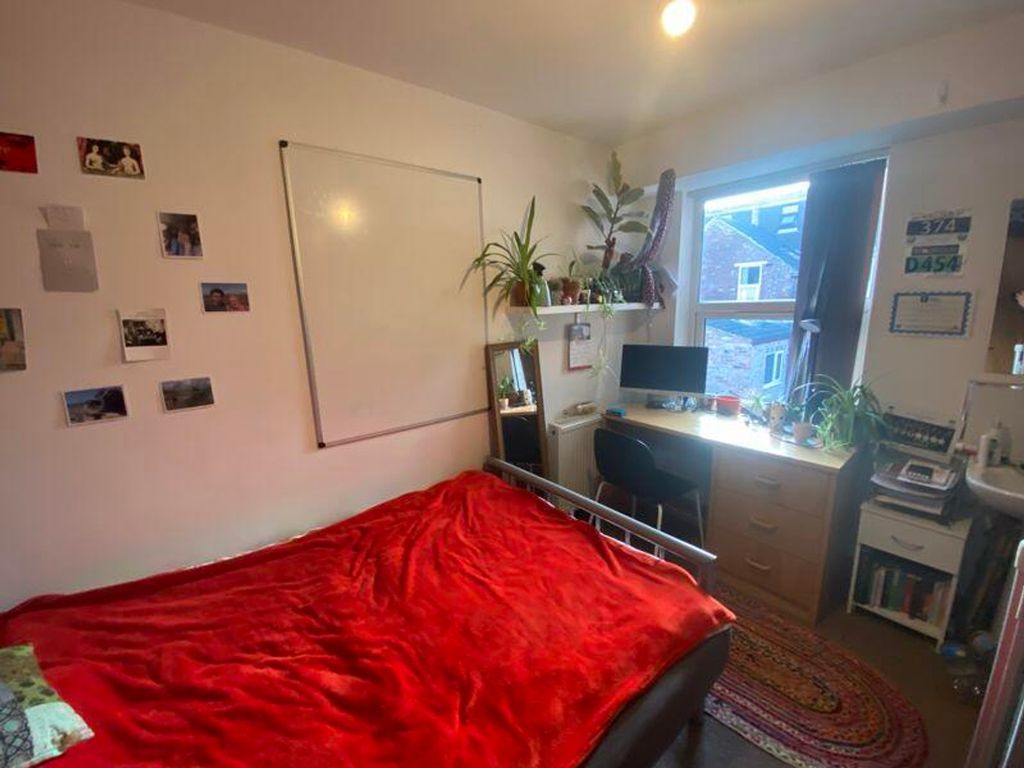 Property photo 2 of 10 A Cozy And Well-Lit Double Bedroom Featuring A Com...
