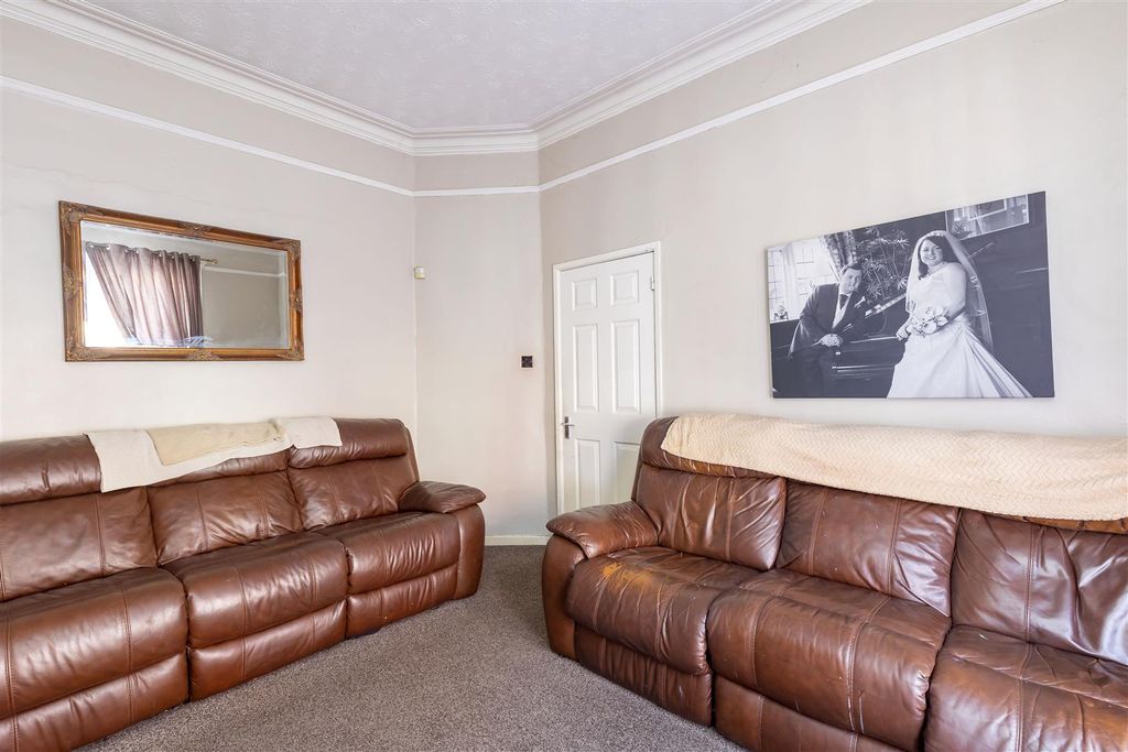 Property photo 2 of 17 Lounge