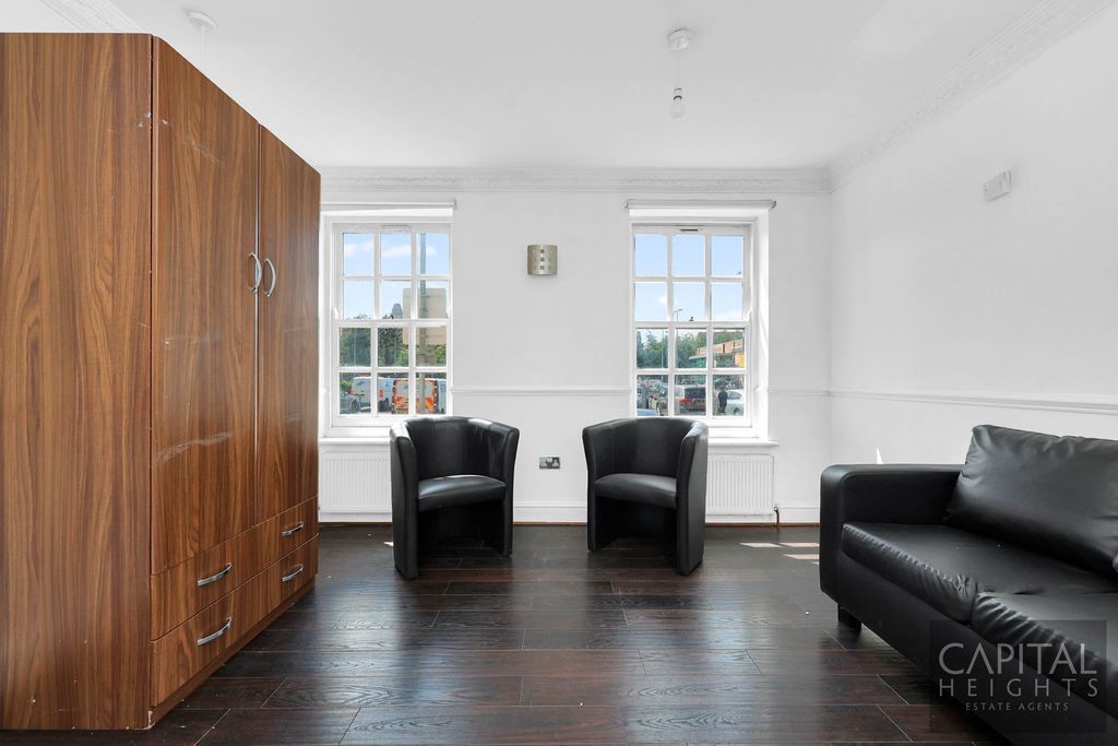 Property photo 3 of 12 Photo 6