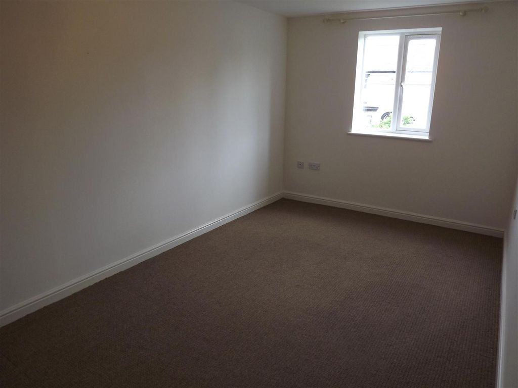 Property photo 3 of 8 Bedroom