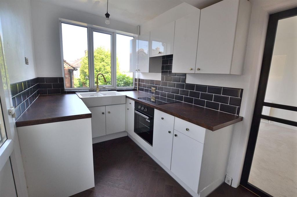 Property photo 2 of 16 Avenue Road (2).Jpg