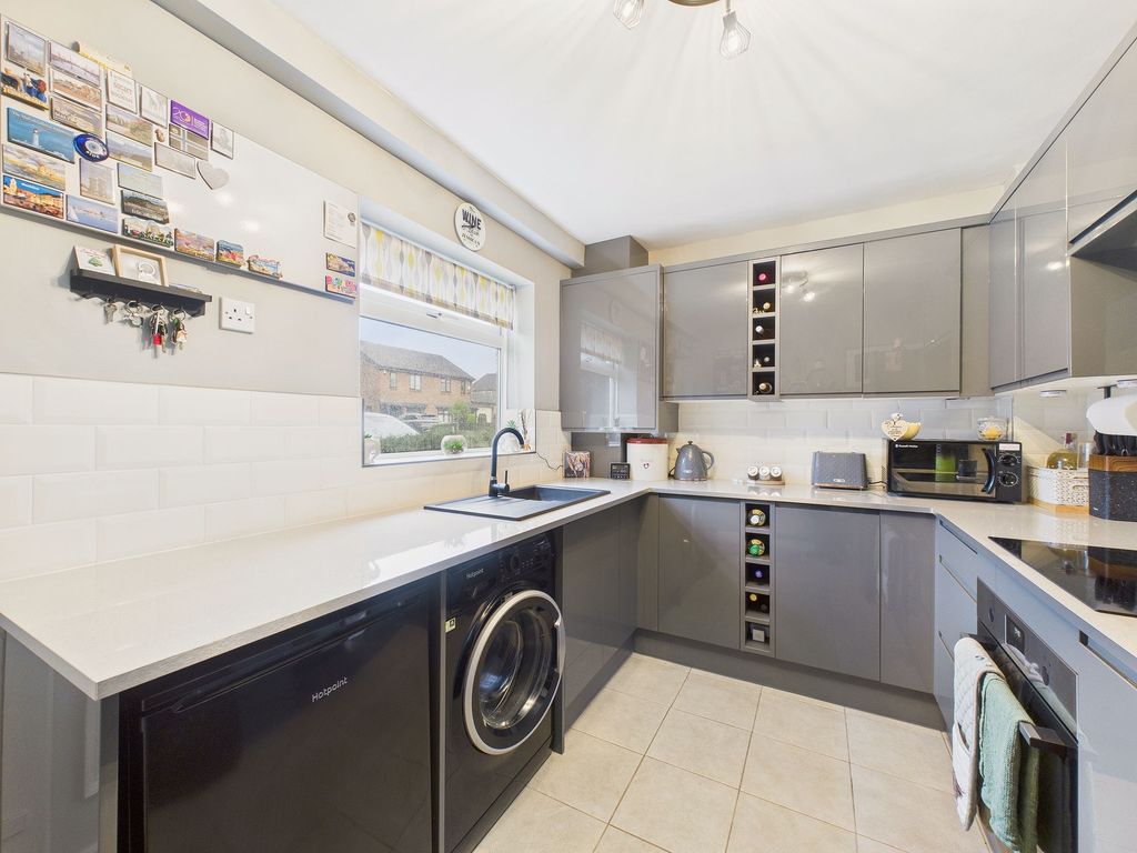 Property photo 3 of 11 Kitchen