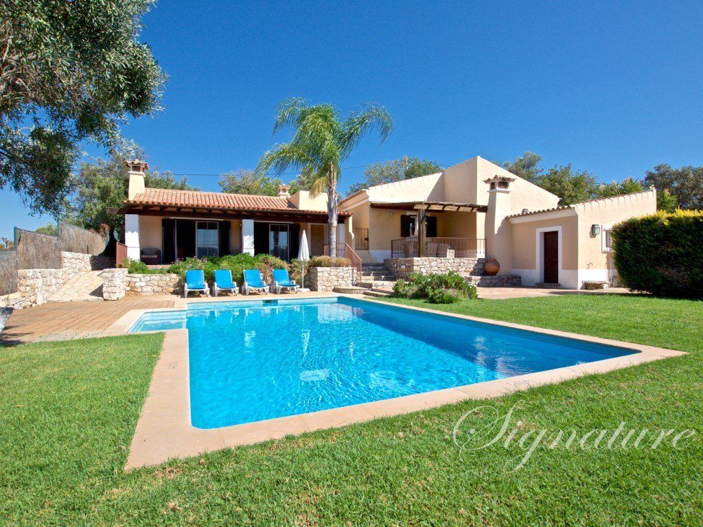 Property photo 1 of 27 Single Story Charm Among The Green Hills Of Santa Bárbara De Nexe