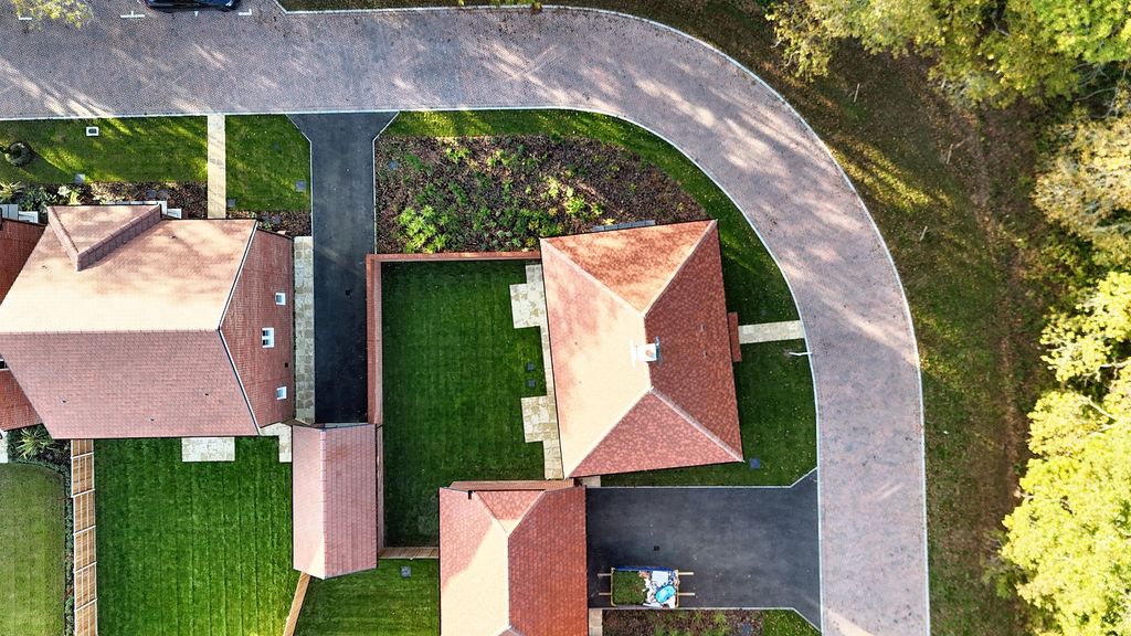 Property photo 2 of 23