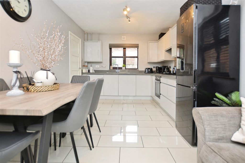 Property photo 2 of 24 Kitchen/Diner