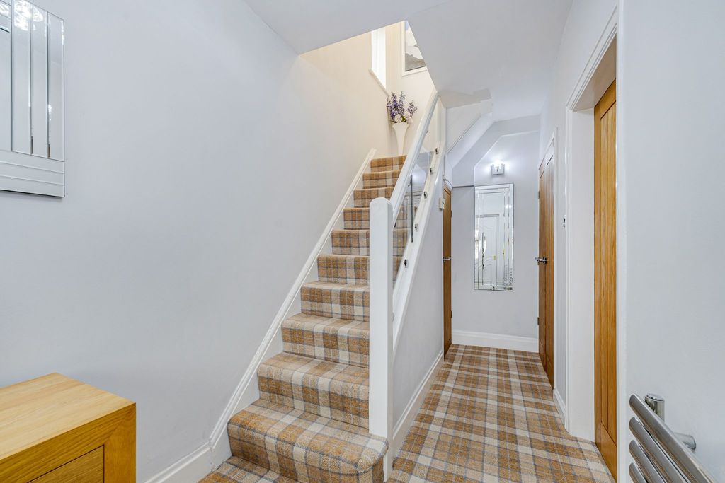 Property photo 3 of 27 Photograph 4